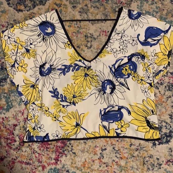 Floral backless crop top! Super cute! - Picture 3 of 6